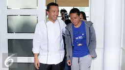 Menpora Imam Nahrawi (kiri) bersama Evan Dimas bersiap memberikan keterangan di kantor Kemenpora, Jakarta, Kamis (19/5/2016). Evan Dimas kembali ke Indonesia setelah sekitar empat bulanmenimba ilmu di klub Espanyol. (Liputan6.com/Helmi Fithriansyah)