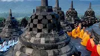 Sejumlah Bhiksu bersama umat Budha melakukan meditasi saat detik-detik puncak perayaan Tri Suci Waisak 2554 BE/2010 di puncak candi Borobudur, Magelang, Jateng.(Antara)
