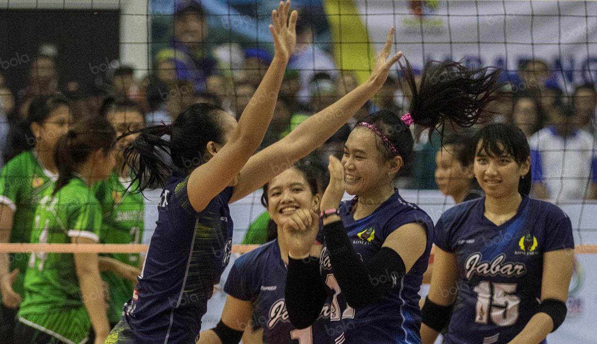 Para pevoli Jawa Barat merayakan keberhasilan meraih emas PON XIX usai menaklukkan Jawa Timur. Jabar menang tiga set langsung atas Jatim. (Bola.com/Vitalis Yogi Trisna)