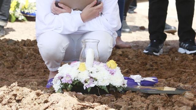 Pemakaman Ibunda Amanda Manopo di San Diego Hills, Karawang, Senin (26/7/2021) (Kapanlagi.com/Akrom Sukarya)