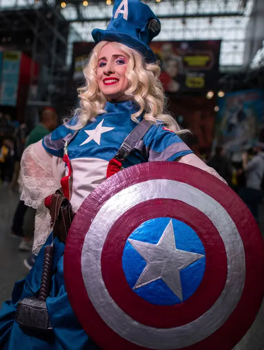 Seorang cosplayer mengenakan kostum ala Captain America berpose saat menghadiri New York Comic Con 2019 di Jacob K. Javits Convention Center, Kamis (3/10/2019). Comic Con menjadi salah satu gelaran acara yang paling dinanti para pecinta komik maupun film. (Charles Sykes/Invision/AP)