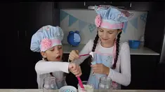 Dengan membuat tutorial memasak lewat youtube anak berusia 8 tahun ini telah menghasilkan 127 ribu dolar amerika atau sekitar 1,6 milyar rupiah setiap bulannya dari para pengiklan