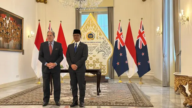 Menteri Luar Negeri Selandia Baru Winston Peters dan Menteri Luar Negeri Republik Indonesia Sugiono dalam pertemuan ke-12 Joint Ministerial Commission (JMC) Indonesia–Selandia Baru di Gedung Pancasila, Kementerian Luar Negeri RI, Jumat (13/6/2025).