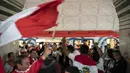 Nyayian dan ekspresi fans saat menuju pintu masuk Luzhniki stadium di Moskow, Rusia, (14/6/2018). Rusia akan melawan Arab Saudi pada laga pembuka. (AP/Felipe Dana)