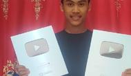 Youtuber Diky Aldysah memamerkan Youtube Play Button berkat keberhasilannya memperoleh 200 ribu lebih subscriber.
