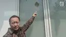 Wakil Ketua Umum PPP, Humphrey R Djemat menunjukkan kaca kantor DPP PPP di Jalan Diponegoro, Jakarta Pusat yang pecah akibat aksi penyerangan, Minggu (16/7). Kantor DPP PPP diserang puluhan orang tak dikenal dini hari tadi. (Liputan6.com/Herman Zakharia)