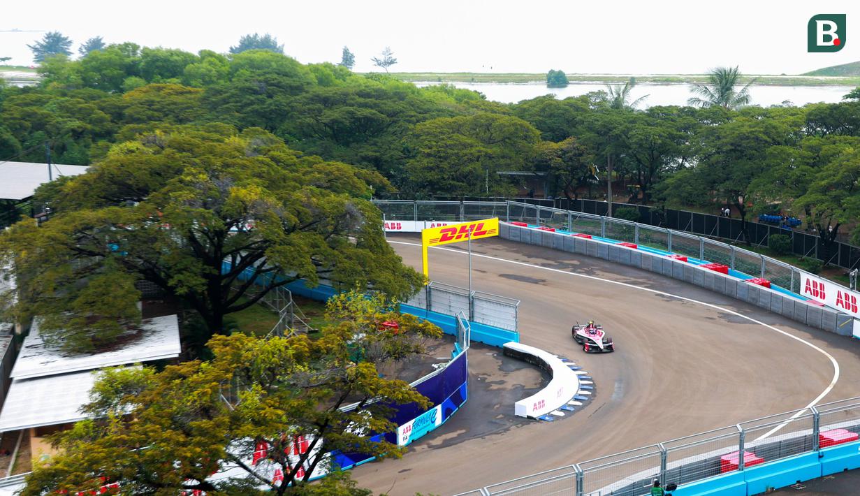 Pembalap Nisan Formula E Team memacu mobilnya dalam sesi kualifikasi Formula E yang berlangsung di Sirkuit Internasional e-Prix, Ancol, Jakarta, Sabtu (21/06/2025) WIB. (Bola.com/M Iqbal Ichsan)