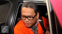 Amir Hamzah memasuki mobil tahanan usai menjalani pemeriksaan KPK, Jakarta, Selasa (18/8/2015). Amir ditahan karena diduga menyuap mantan Ketua MK Akil Mochtar sebesar Rp. 1 M dalam sengketa Pilkada Lebak 2013. (Liputan6.com/Helmi Afandi)