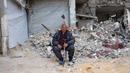 Mohammed Kanoua, 80 tahun, berpose di depan rumahnya yang hancur di Jabalia, Jalur Gaza utara, pada 9 Februari 2025. (Bashar TALEB/AFP)