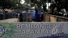 Pekerja melakukan uji fisik tanah untuk pembangunan proyek Jalan Layang Tendean-Ciledug di Mayestik, Jakarta, Rabu (4/1/2015). (Liputan6.com/Johan Tallo)