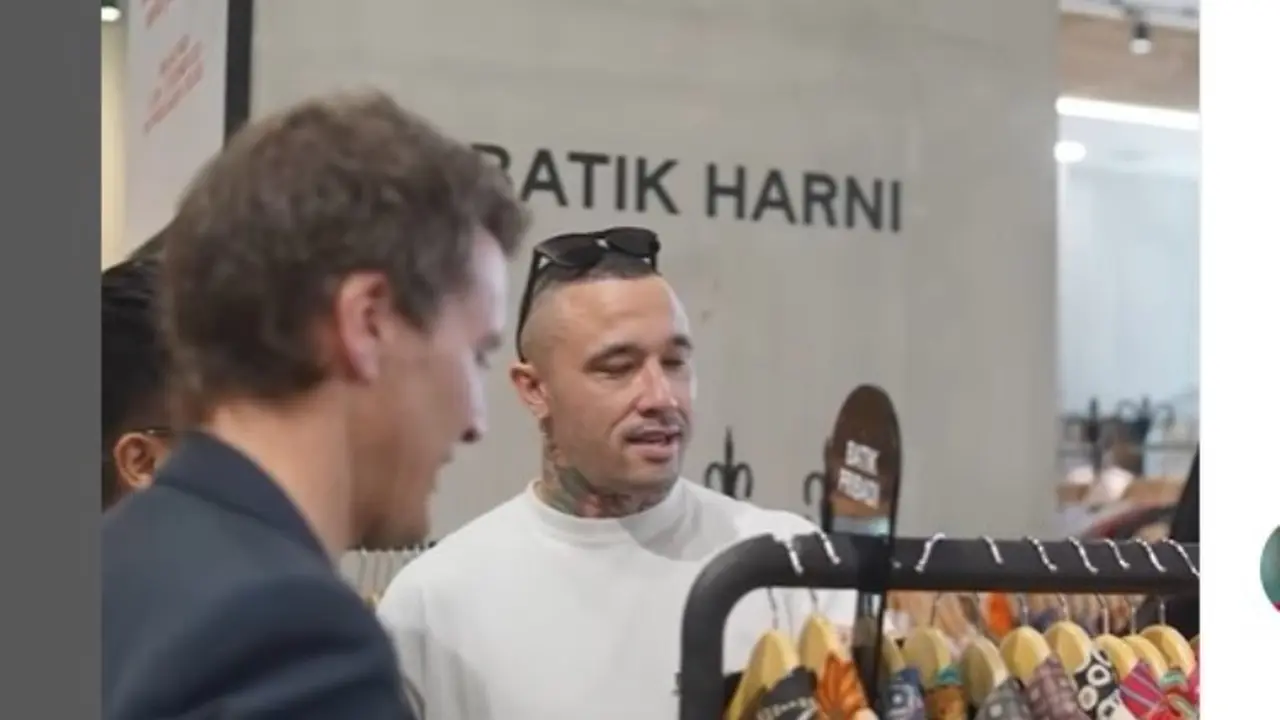 Tiba di Indonesia, Mantan Pemain Timnas Belgia Radja Nainggolan Langsung Beli Batik