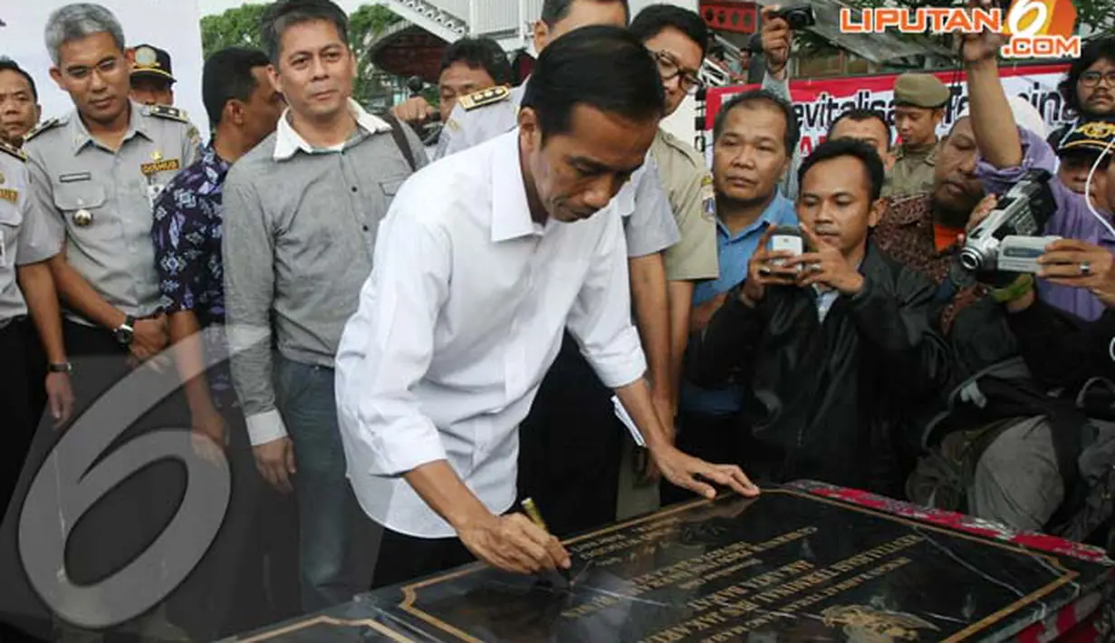 Jokowi membubuhkan tanda tangannya untuk meresmikan Terminal Manggarai, Jakarta ,Rabu (16/04/2014) (Liputan6.com/Herman Zakharia).