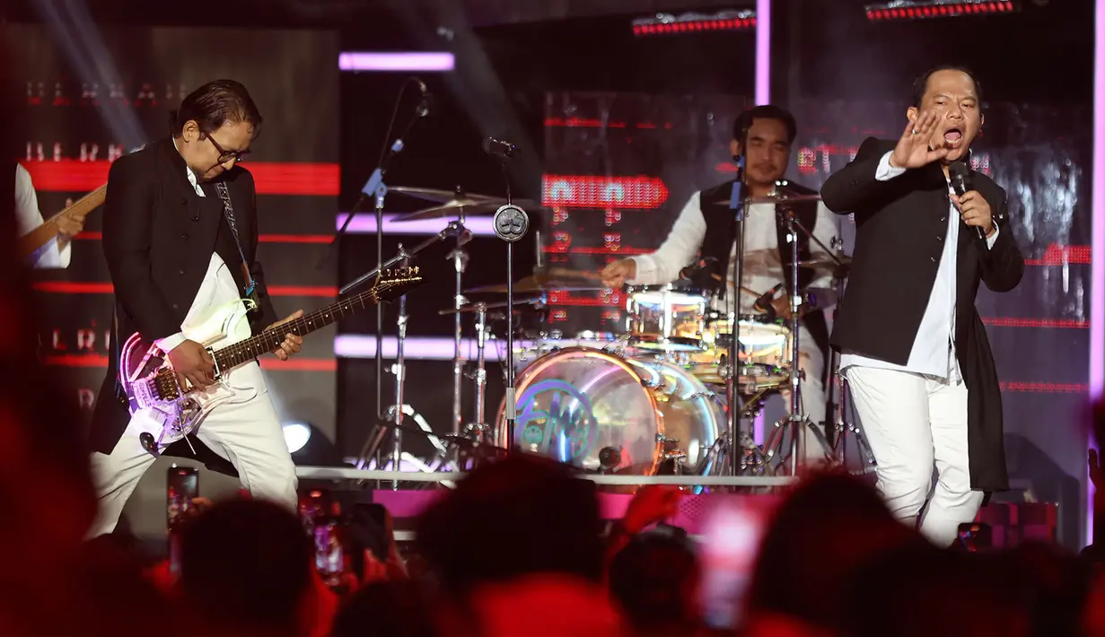 Di gelaran konser yang dihelat di Studio 6 Emtek, Jakarta Barat ini, Apoy, Faank dan kawan-kawan membawakan tiga lagu: "Taubat Maksiat", "Si Udin Bertanya", dan "Cari Berkah". Tampak dalam foto, grup band Wali saat tampil pada Konser Raya 31 Tahun Indosiar Luar Biasa hari kedua di Studio 6 Emtek City, Daan Mogot, Jakarta, pada Minggu (11/1/2026) malam. (KapanLagi.com/Budy Santoso)