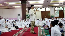 Suasana saat ketua MPR Zulkifli Hasan memberi sambutan dalam acara Tadarus dan Katham Al Quran bersama anak Yatim di Aula Masjid Baiturahman Komplek MPR/DPR RI, Jakarta, Minggu (11/6). (Liputan6.com/JohanTallo)