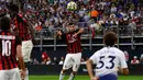 Penyerang AC Milan Patrick Cutrone berusaha menyundul bola saat bertanding melawan Tottenham Hotspur pada International Champions Cup di Minneapolis (31/7). Tottenham menang 1-0 atas Milan berkat gol Nkoudou. (AFP Photo/Stephen Maturen)