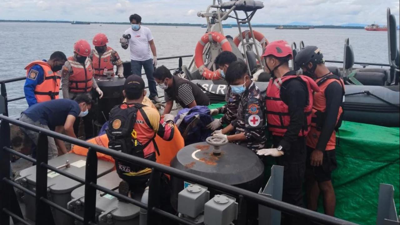 FOTO: KRI Selar-879 Evakuasi Jenazah di Teluk Balikpapan Saat Patroli Rutin