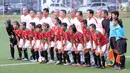 Pemain Timnas Wanita Indonesia bersama tim Indonesian Football Ambassador berpose bersama jelang uji tanding di Lapangan C Kompleks GBK, Jakarta, Kamis (5/4). Uji tanding ini persiapan jelang Piala AFF Wanita 2018. (Liputan6.com/Helmi Fithriansyah)