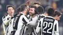 Para pemain Juventus merayakan gol yang dicetak oleh Gonzalo Higuain ke gawang Genoa pada laga Coppa Italia di Stadion Allianz, Turin, Kamis (21/12/2017). Juventus menang 2-0 atas Genoa. (AP/Alessandro di Marco)
