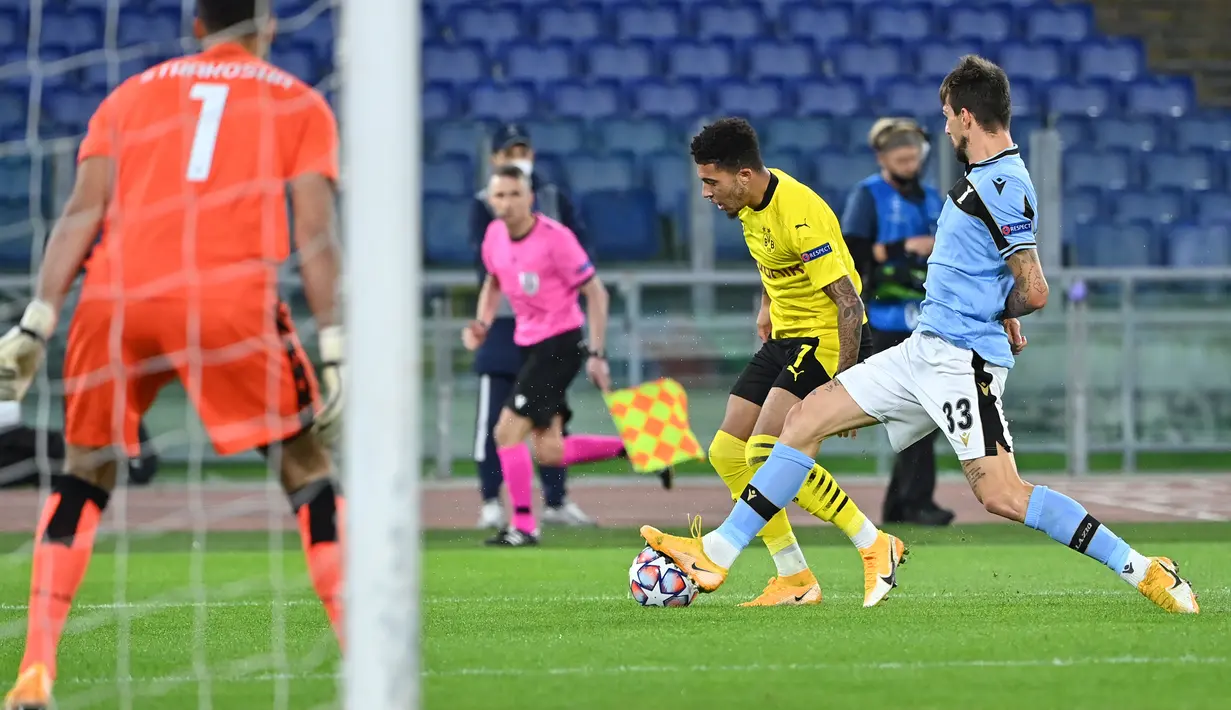 Bek Lazio, Francesco Acerbi, berebut bola dengan gelandang Borussia Dortmund, Jadon Sancho, pada laga Grup F Liga Champions 2020/2021 di Stadion Olimpico, Rabu (21/10/2020) dini hari WIB. Lazio menang 3-1 atas Borussia Dortmund. (AFP/Alberto Pizzoli)