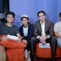 Manoj Punjabi dan CJR di sela-sela proses rekaman soundtrack film Rudy Habibie. (Adrian Putra/Bintang.com)