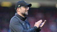 Pelatih Liverpool, Jurgen Klopp, menyapa suporter usai mengalahkan Wolverhampton pada laga Liga Inggris di Stadion Anfield, Liverpool, Minggu (12/5). Liverpool menang 2-0 atas Wolves. (AFP/Paul Ellis)