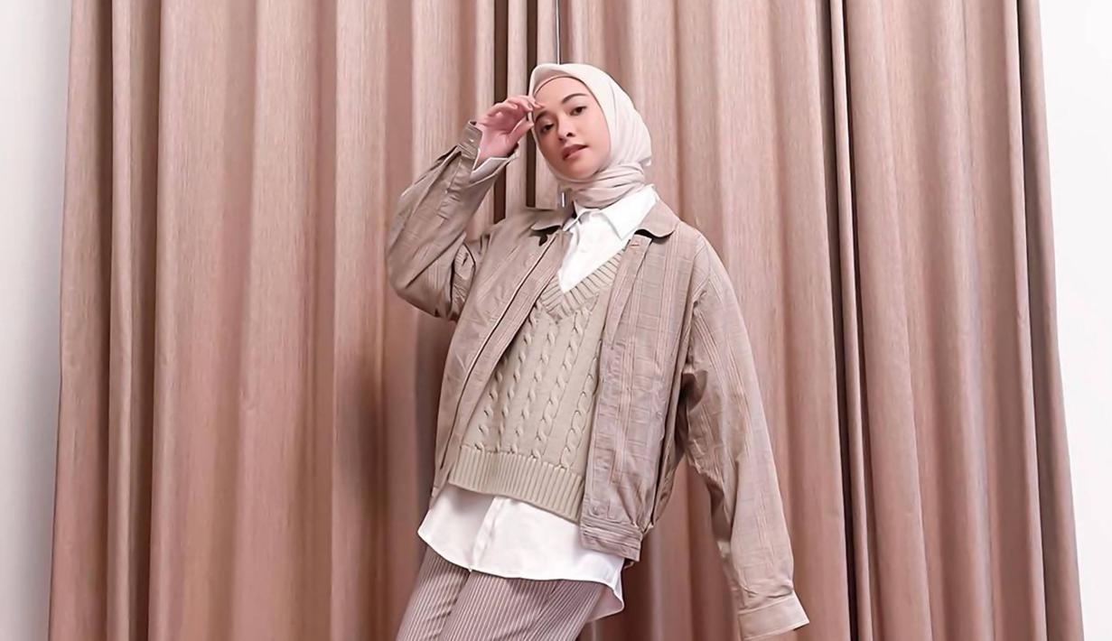 Sejak tahun 2004, Poppy Bunga sudah banyak hiasi layar kaca dengan berbagai perannya di sinetron maupun FTV. Hingga saat ini di usianya yang sudah kepala tiga dan memiliki dua orang anak, ia pun tetap eksis dengan penampilan hijabnya yang kerap curi perhatian. (Liputan6.com/IG/poppybungariphat)