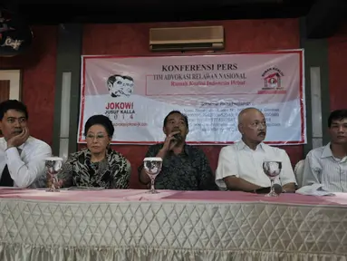 Tim advokasi nasional pasangan Jokowi-JK mengadakan jumpa pers di Galeri Cafe, Cikini, Jakarta, Selasa (5/8/14). (Liputan6.com/Johan Tallo)