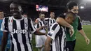 Para pemain Juventus melakukan selebrasi usai memastikan gelar scudetto setelah bermain imbang dengan AS Roma pada laga Serie A di Stadion Olimpico, Senin (14/5/2018). AS Roma imbangi Juventus dengan skor 0-0. (AP/Gregorio Borgia)