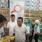 Petugas BPOM melakukan sidak di pasar modern dan swalayan di Tangerang. (Liputan6.com/Pramita Tristiawati)