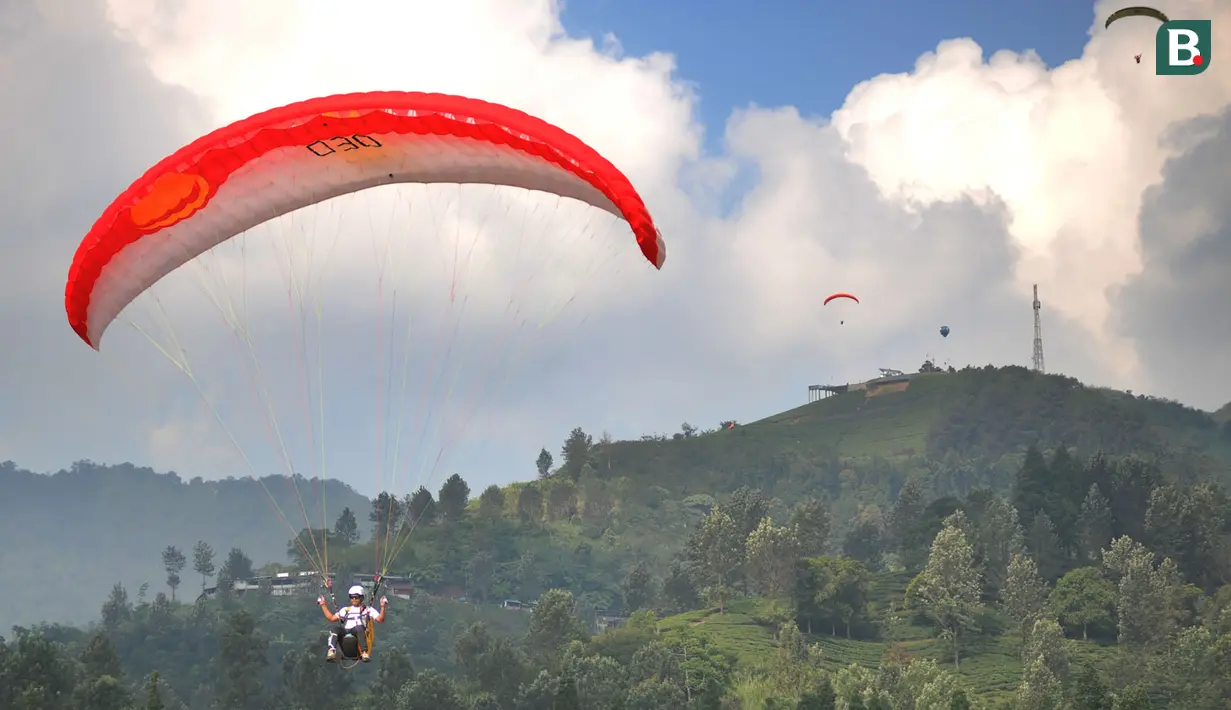 Atlet paralayang Indonesia, Joni Efendi, saat berlaga pada nomor ketepatan mendarat individual di Gunung Mas, Jawa Barat (21/08/2018). Tim paralayang Asian Games Indonesia sementara masih berada dalam tiga besar. (Merdeka.com/Arie Basuki)