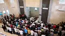 Jenazah pelantun lagu Belah Duren tiba di rumah duka sekitar pukul 13.55 WIB. Tidak lama setelah itu, mantan istri pesepakbola itu langsung dimandikan. Selesai dimandikan dikafani dan dilanjutkan di salatkan. (Nurwahyunan/Bintang.com)