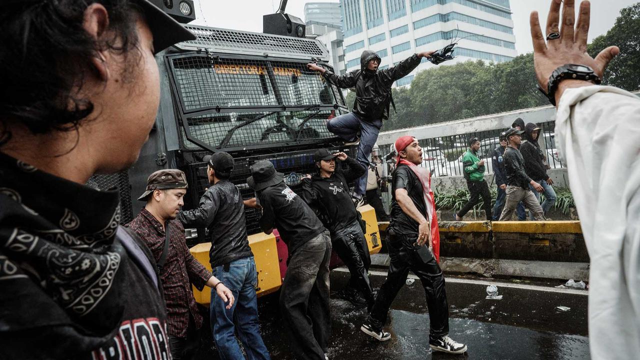 FOTO: Aksi  Demo DPR 25 Agustus, Massa Bentrok dengan Aparat