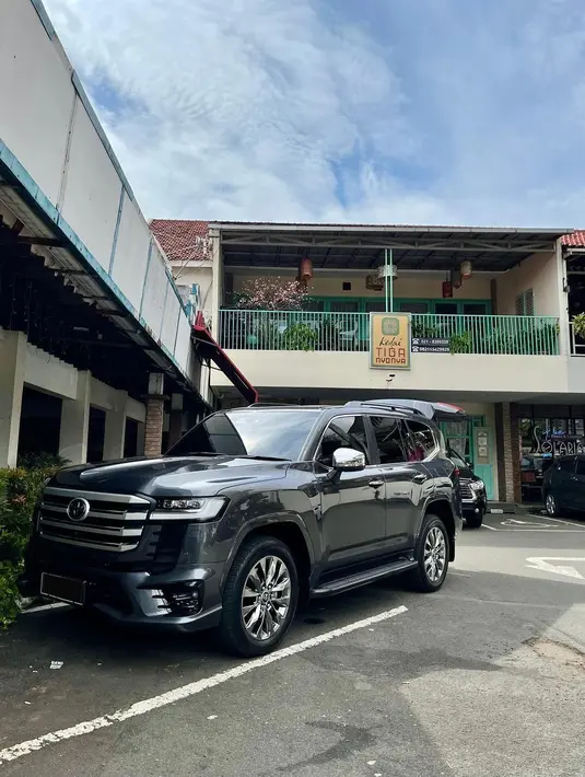 Toyota Land Cruiser 300 (Source: Instagram/@ariefmuhammad)