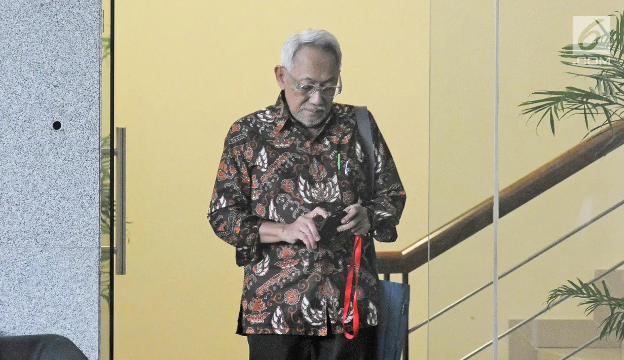 Dirut RS Sakit Medika Permata Hijau Hafil Budianto usai menjalani pemeriksaan di KPK, Jakarta, Jumat (9/2). Hafil diperiksa terkait dugaan merintangi atau mengagalkan penyidikan perkara E-KTP dengan tersangka Setya Novanto. (Liputan6.com/Herman Zakharia)