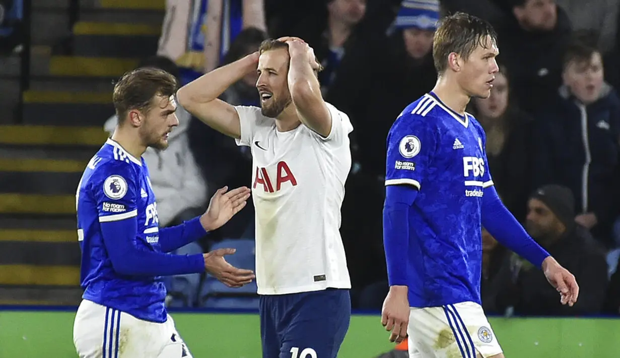 Pemain Tottenham Hotspur Harry Kane (tengah) bereaksi saat melawan Leicester City pada pertandingan sepak bola Liga Inggris di King Power Stadium, Leicester, Inggris, 19 Januari 2022. Tottenham menang 3-2. (AP Photo/ Rui Vieira)