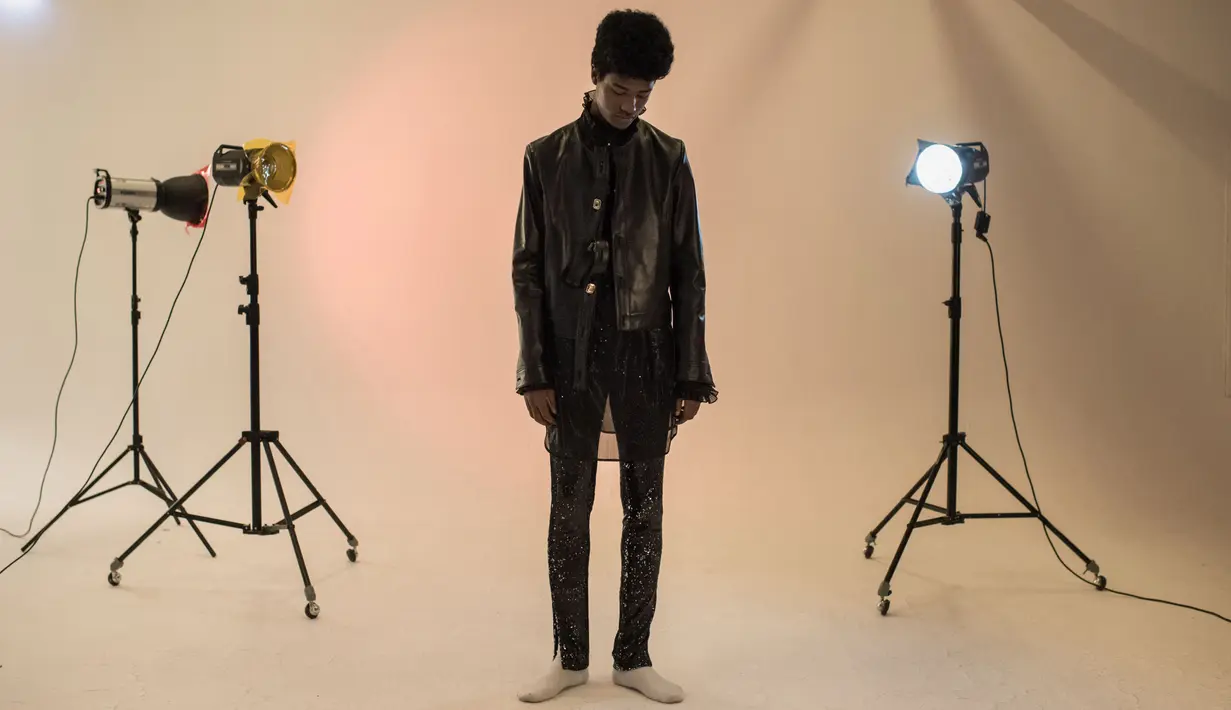 Model Korea Selatan (Korsel), Han Hyun-Min menjalani sesi pemotretan di sebuah studio di Seoul, 7 Juli 2017. Hyun-min (16) adalah remaja sekaligus model kulit hitam pertama Korsel yang kini menjadi viral di media sosial. (Ed JONES / AFP)