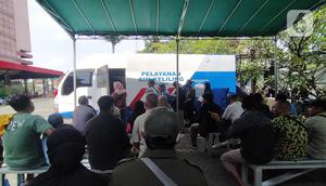 Warga mengantre selama proses perpanjang SIM A dan SIM C saat Pelayanan SIM Keliling di Plaza Jambu Dua, Kota Bogor, Sabtu (5/11/2022). Polresta Bogor Kota telah mempersiapkan beberapa titik lokasi pelayanan di wilayah Kota Bogor, warga hanya perlu membawa SIM A/C asli yang hendak diperpanjang masa berlakunya dan menyertakan fotocopy E-KTP. (Liputan6.com/Magang/Aida Nuralifa)