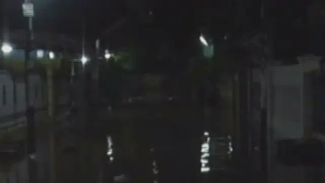 Tiba-tiba Banjir, Warga Ciledug Ungsikan Barang Berharga