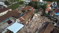 Foto udara memperlihatkan bangunan yang roboh akibat gempa di Kampung Kadudampit, Kabupaten Cianjur, Jawa Barat, Selasa (22/11/2022. Data dari BPBD Kabupaten Cianjur mencatat, hingga pukul 21.30 WIB sebanyak 162 orang meninggal dunia, 326 warga luka-luka, dan 13.784 warga mengungsi. (Liputan6.com/Herman Zakharia)