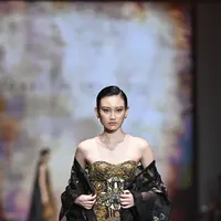 Eksplorasi Rasa dan Estetika, Harmoni Batik dan Desain Kontemporer dalam Kolaborasi Iwan Tirta Private Collection x Julianto di PIFW 2025