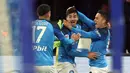 Pemain Napoli Giovanni Simeone (tengah) merayakan bersama rekan-rekan setimnya usai mencetak gol ke gawang AS Roma pada pertandingan sepak bola Liga Italia di Stadion Diego Armando Maradona, Naples, Italia, 29 Januari 2023. Napoli makin kokoh puncaki klasemen sementara Liga Italia usai mengalahkan AS Roma dengan skor 2-1. (Alessandro Garofalo/LaPresse via AP )