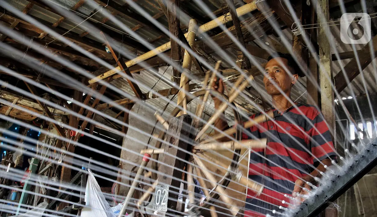 Meski peralatan yang digunakan terlihat sederhana, benang yang dihasilkan atau diproduksi secara manual tetap memiliki kualitas yang mampu bersain di pasaran. (Liputan6.com/Angga Yuniar)