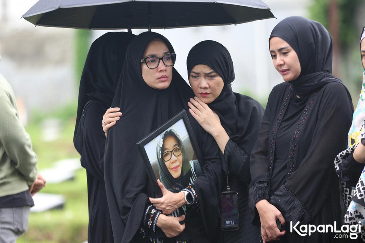 Potret Pemakaman Ibunda Ussy Sulistiawaty, Andhika Pratama Turut Antar ke Liang Lahat - Diiringi Tangis Keluarga
