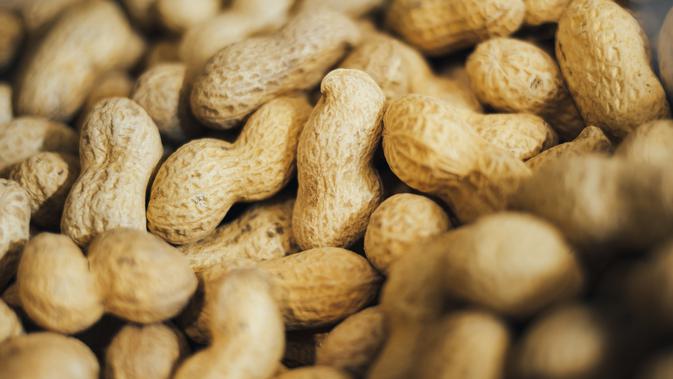 Simak beragam khasiat dan manfaat dari kacang bagi kesehatan tubuh. (Photo by Vladislav Nikonov on Unsplash)
