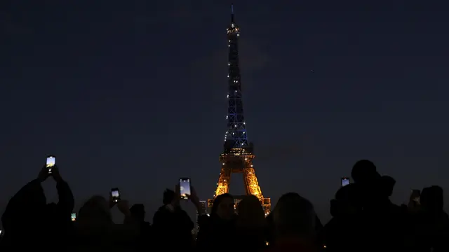 Menara Eiffel Diterangi Warna Bendera Ukraina