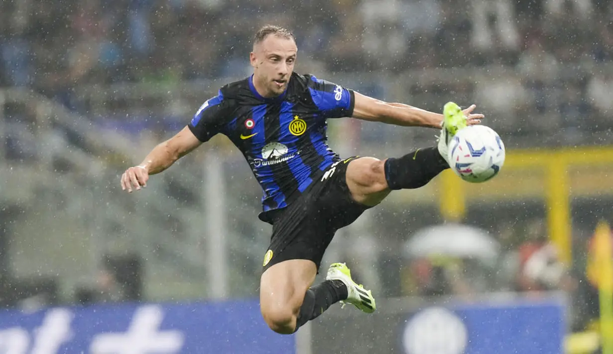 Pemain Inter Milan, Carlos Augusto, mengontrol bola saat melawan AC Milan pada laga Liga Italia di Stadion di Giuseppe Meazza, Milan, Sabtu, (16/9/2023). (AP Photo/Luca Bruno)