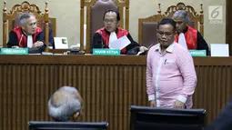 Anggota DPRD Sumut 2009-2014 Abu Bokar Tambak saat menjalani sidang dakwaan di Pengadilan Tipikor, Jakarta, Rabu (20/2). Enda Mora Lubis didakwa menerima suap dari mantan Gubernur Sumut, Gatot Pujo Nugroho (Liputan6.com/Helmi Fithriansyah)