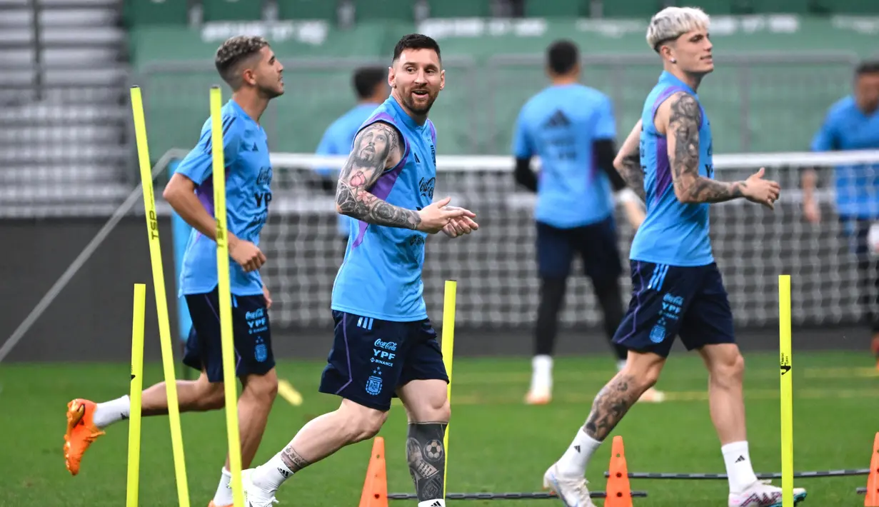 Kapten Argentina, Lionel Messi, bakal turun melawan Australia.  (Photo by Pedro PARDO / AFP)