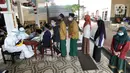 Para santri antre melakukan swab test di Pondok Pesantren Baitul Hikmah, Bojongsari, Depok, Jawa Barat, Kamis (12/11/2020). Pengelola pesantren bekerja sama dengan GTPPC Kota Depok dan RS UI melakukan swab test massal terhadap puluhan santri dan pengasuh pondok pesantren. (merdeka.com/Arie Basuki)