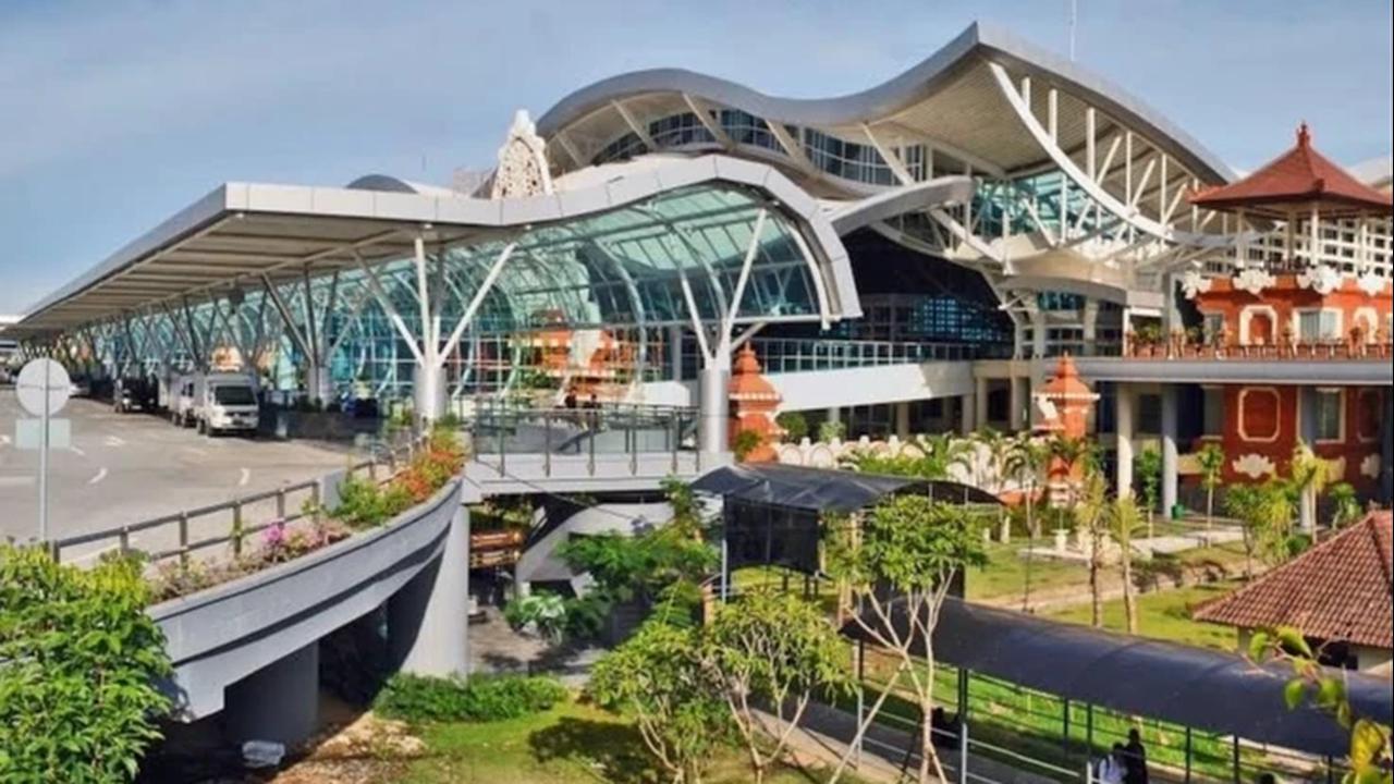 Bandara Soekarno-Hatta juga meraih peringkat 10 Best Airports Staff in Asia dan World’s Best Immigration Service